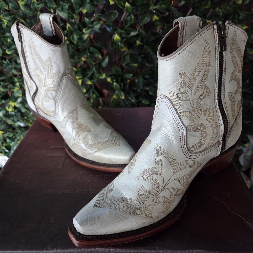 Circle G By Corral Ladies Size 6 Pearl Embroidery & Zipper Ankle Booties L5916